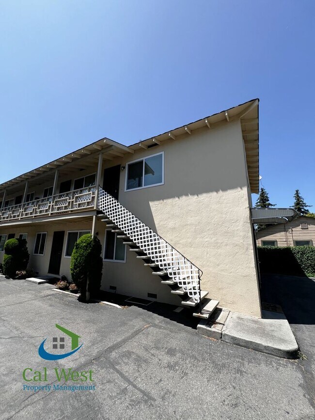 Building Photo - $2,195 - Cozy 1/1 located near the Rose Garden