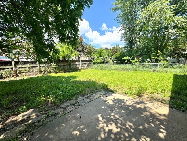 Building Photo - 3 bedroom 2 bathroom Duplex!