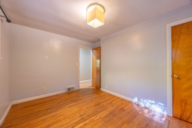 Building Photo - 3-Bedroom Ranch with Updated Kitchen