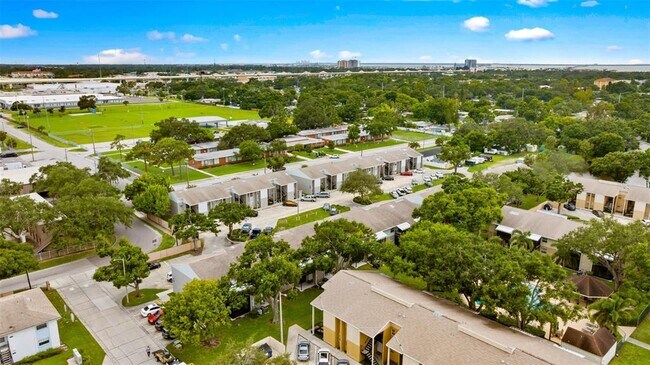 Building Photo - 4507 S Oak Dr