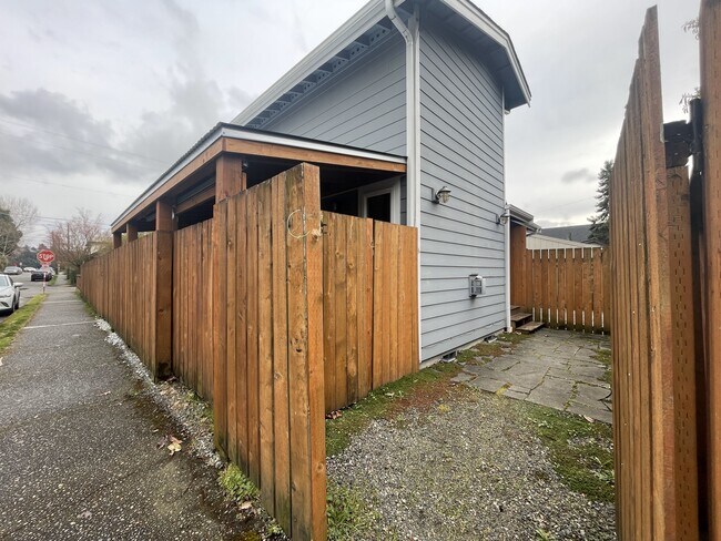 Building Photo - 6401 Flora Ave S