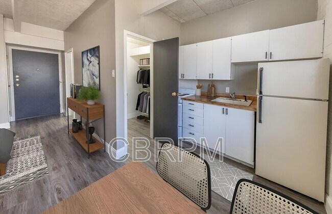 Building Photo - 2601 York Ave