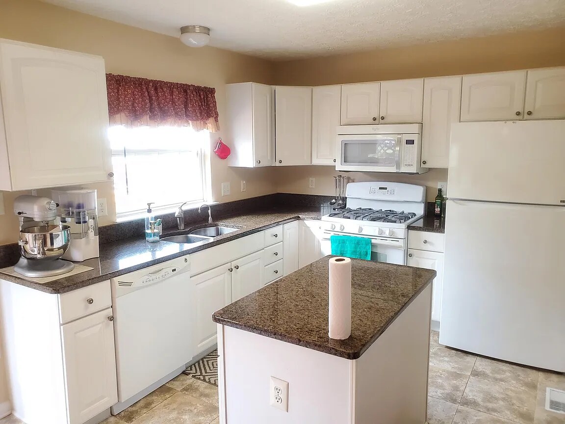 Building Photo - 121 Foxbay Ln