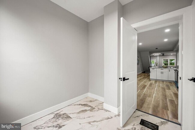 Building Photo - 5113 W Thompson St