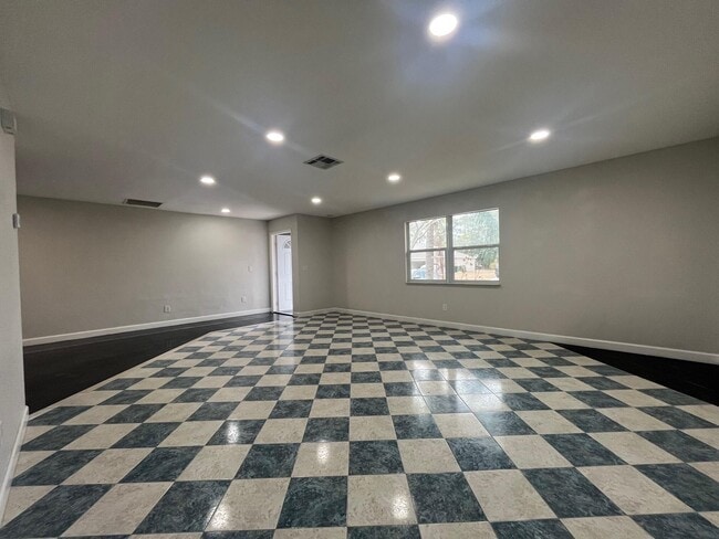 Building Photo - 838 SE Proctor Ln