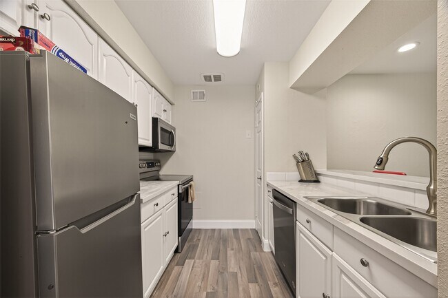 Building Photo - 18515 Egret Bay Blvd