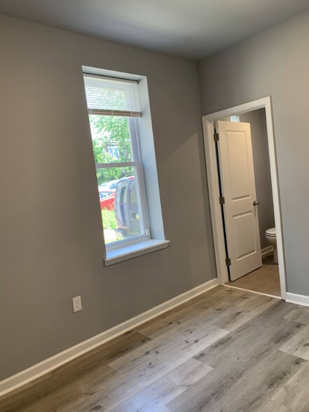 Building Photo - 517 S 42nd St