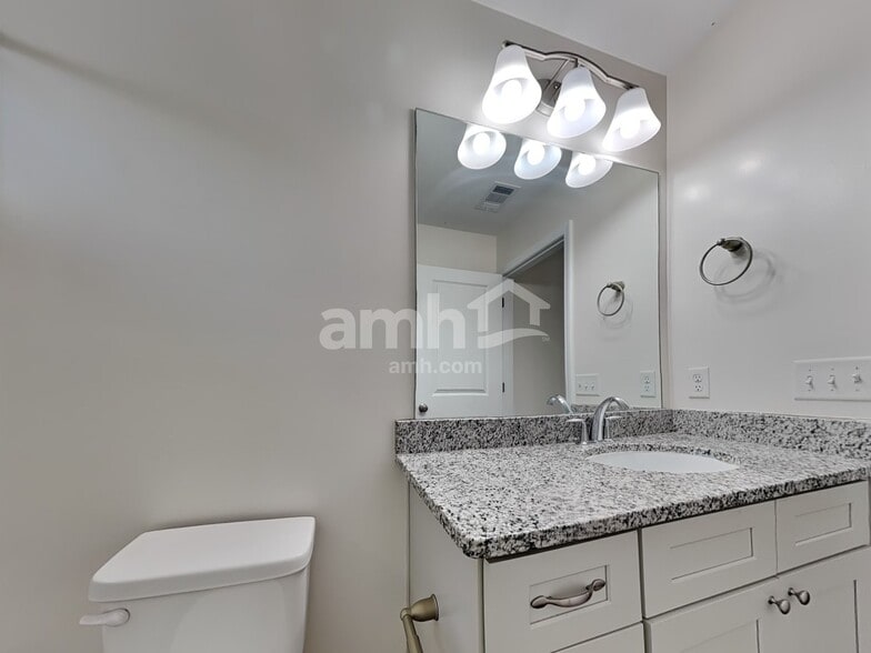 Building Photo - 243 Dogwood Cir