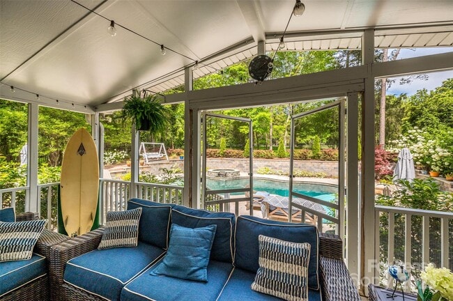 Building Photo - 10316 Whitethorn Dr