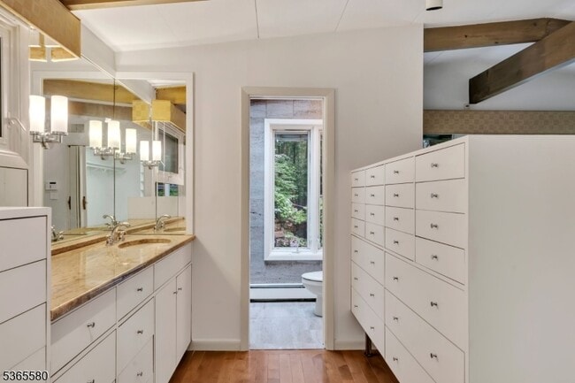 Building Photo - 37 Lenape Dr