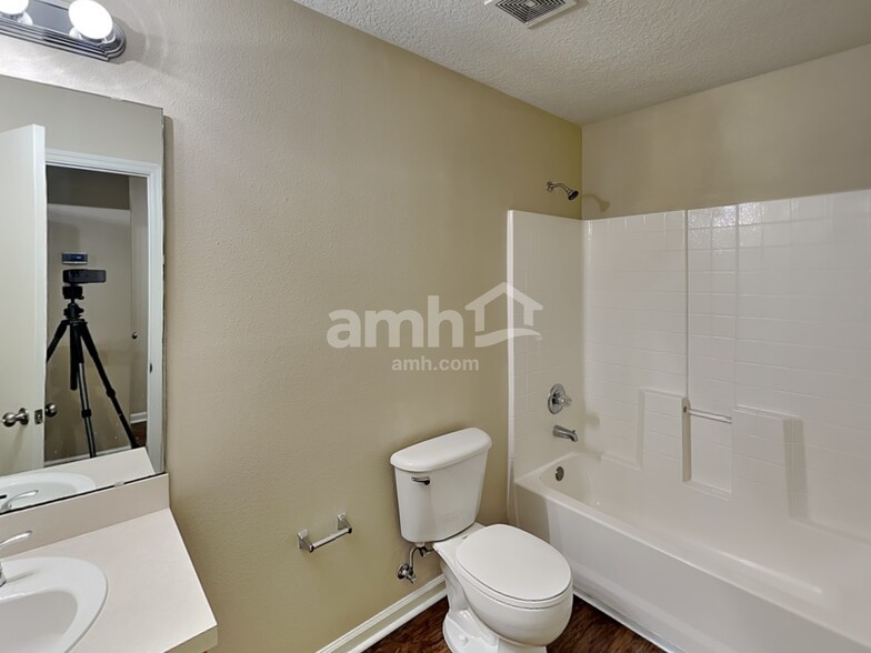 Building Photo - 1420 Heather Ct