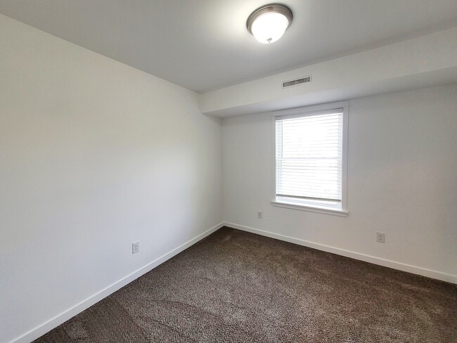 Building Photo - 729 Bates St SE