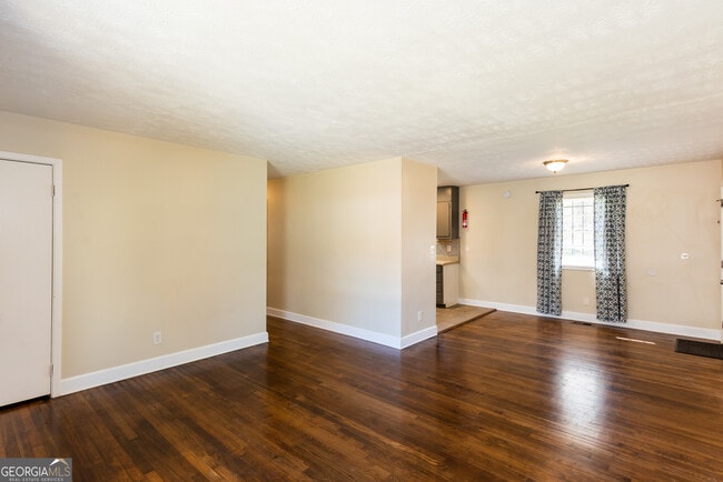 Building Photo - 491 Oak Dr SE