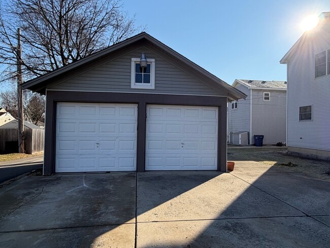 Building Photo - 411 Richards St