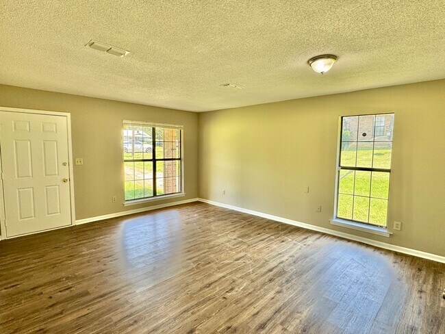 Building Photo - Modern 3-Bedroom Beauty