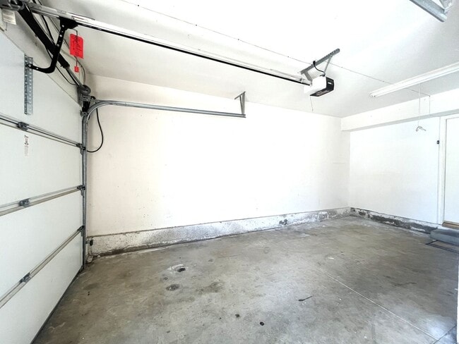 Building Photo - 4 bed, 2.5 bath located in Corona, CA!