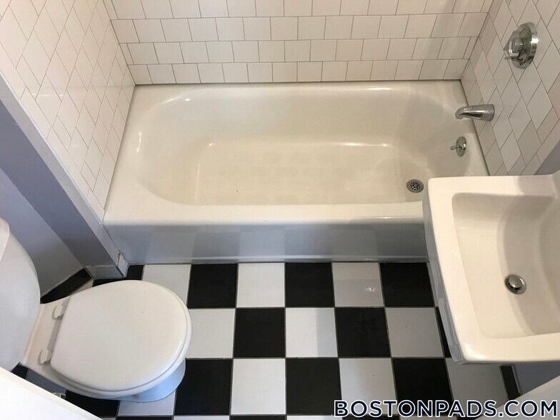 Building Photo - 18 Parkway Rd