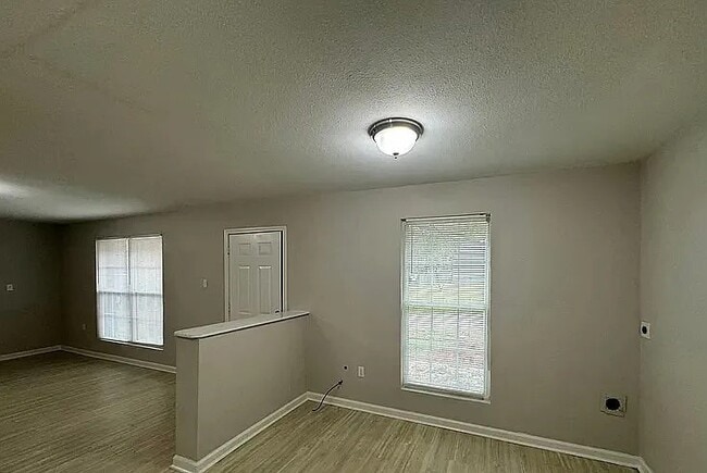 Building Photo - 4921 Woodmont Dr