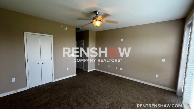 Building Photo - 380 Island Dr