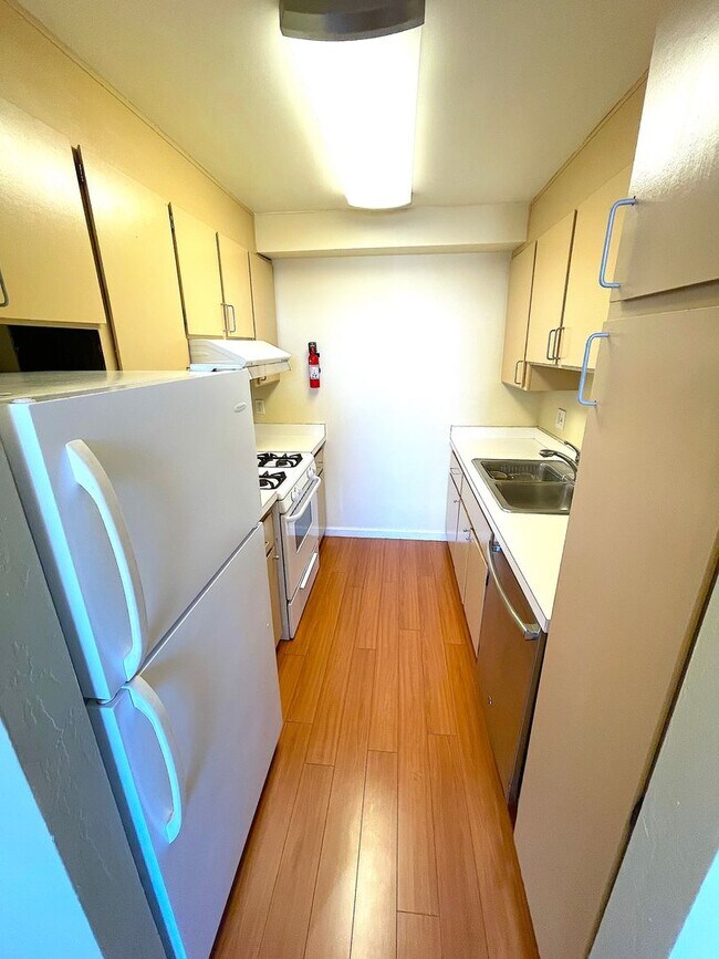 Building Photo - Spacious 2 bed 1.5 bath condo in Oakland's Chinatown. Amazing views. Must see.