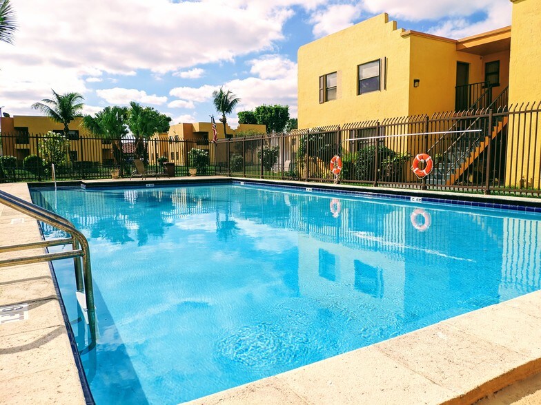 Swimming pool - 646 NW 114th Ave
