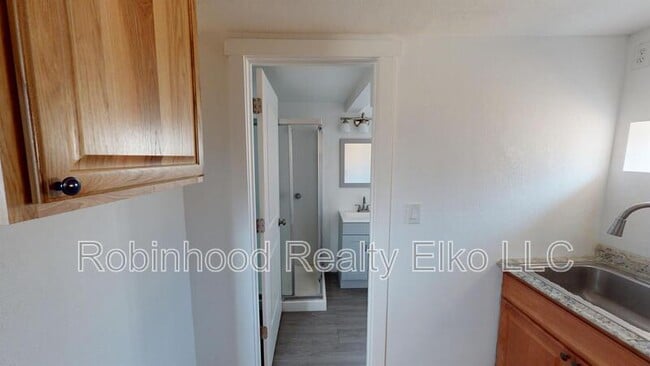 Building Photo - 756 1/2 Maple Street Unit B