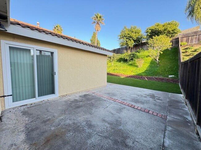 Building Photo - Beautifully Maintained 4Bd/2Ba Home w/Large Back Yard and Fruit Trees!