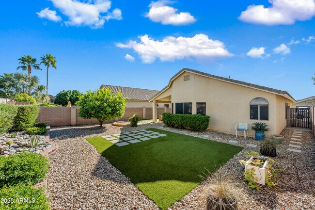 Building Photo - 2508 E Paraiso Dr