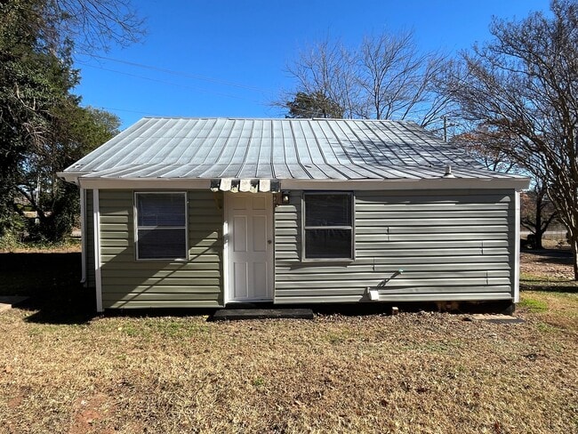 Building Photo - Cozy 2-Bedroom, 1-Bathroom Home
