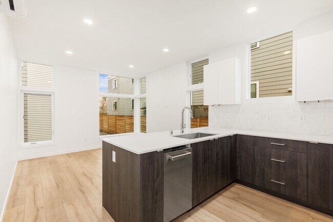 Building Photo - Gorgeous Greenlake Area 2 Bedroom Townhouse