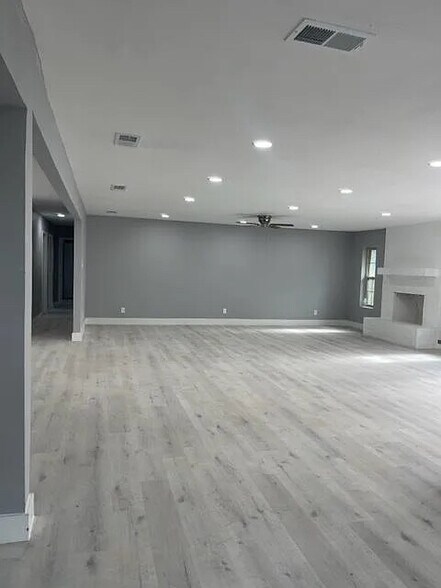 Building Photo - Room in House on Springhill Dr