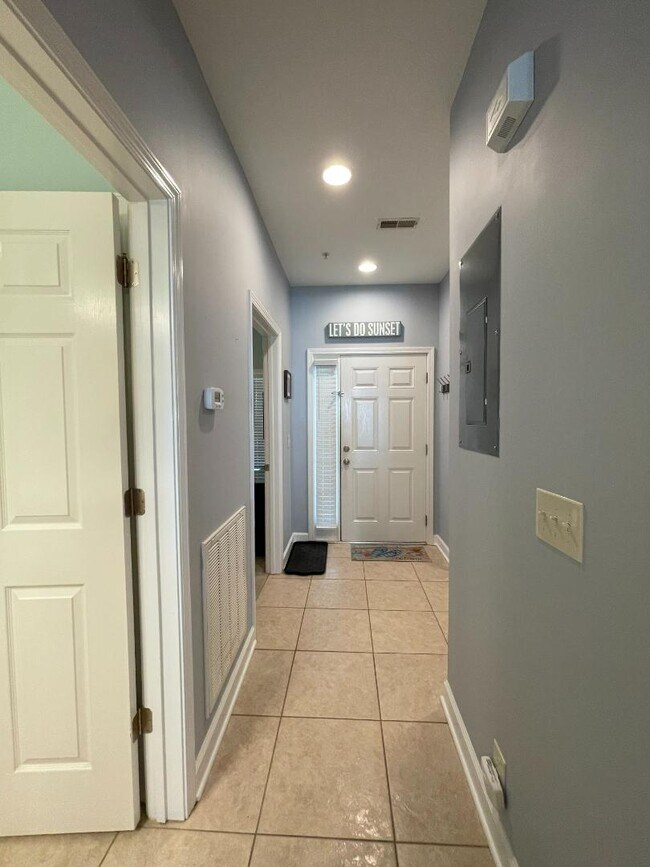 Building Photo - 908 Resort Cir