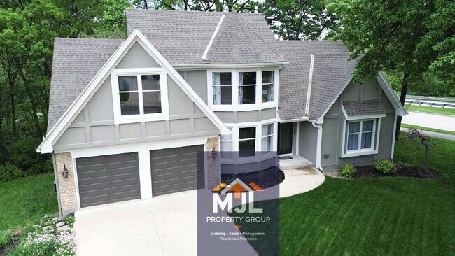 Building Photo - Executive 5 BR Cul-de-Saq Home In Blue Valley Schools | Private Wooded View | Finished Walkout Ba...