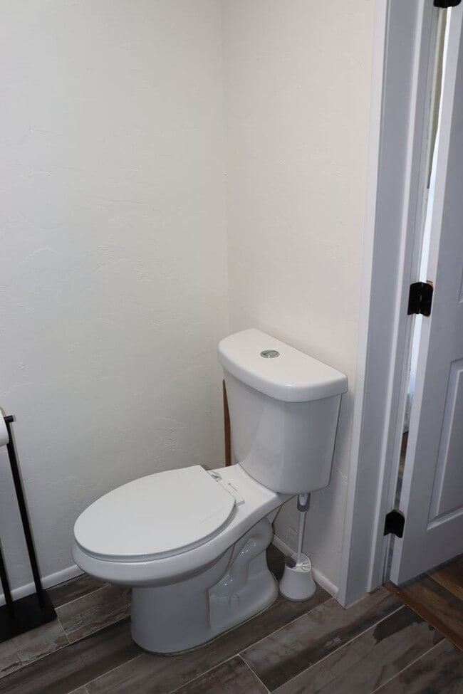 Building Photo - 5 Bedroom, 2 Bathroom