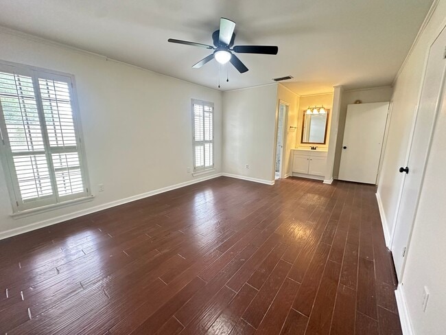 Building Photo - UPDATED IN TOWN SOUTH-LARGE 4/3 BRICK HOME-VERY NICE