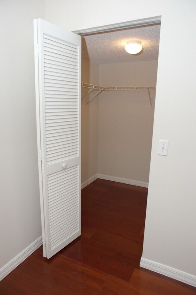 Building Photo - ANNUAL RENTAL - 2 Bedroom, 2 Bath Condo in...