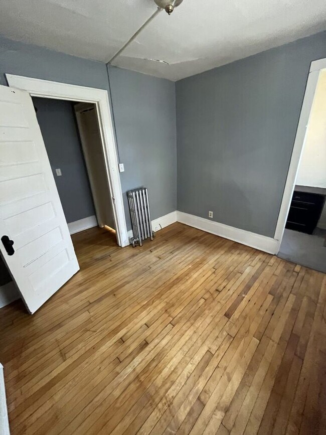 Building Photo - Bright 2 Bed / 1 Bath off Brady St | Free Laundry & Pet-Friendly