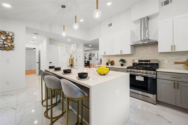 Building Photo - 2155 Venetian Dr SW