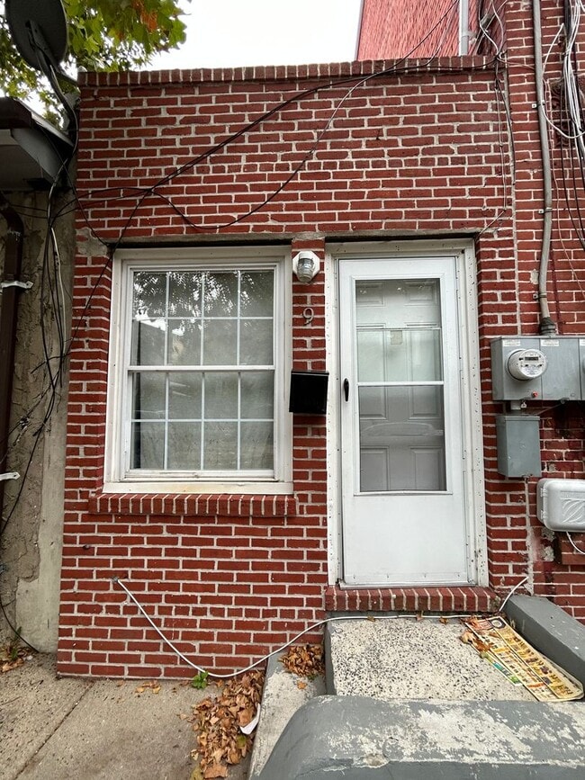 Building Photo - Studio/1 bedroom