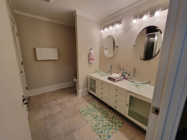 Building Photo - Spacious and newly renovated 3 bed 2 bath ...