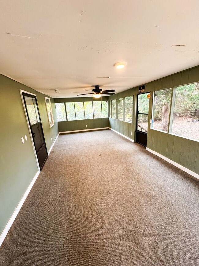 Building Photo - 926 Carson Ln SW