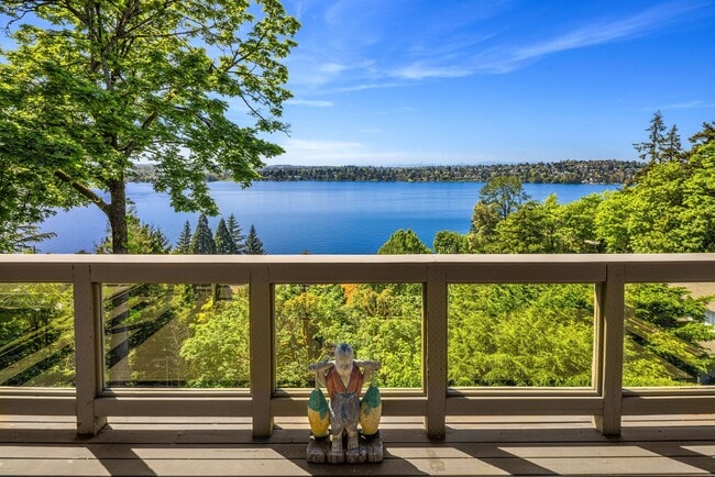 Building Photo - Luxury Mercer Island Retreat | Lake Views & Minutes to Seattle!!!