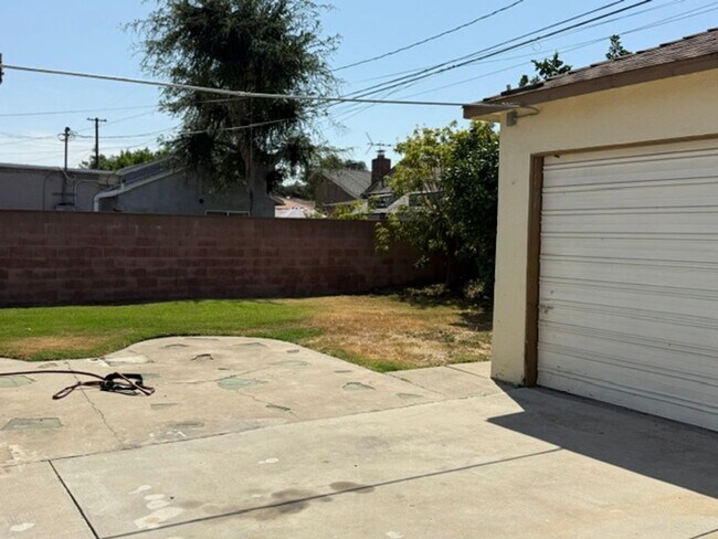 Building Photo - 6008 Greenmeadow Rd