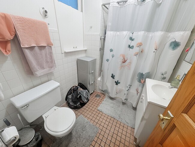 Building Photo - Very Spacious 2 BR/1 BA in Wrigleyville