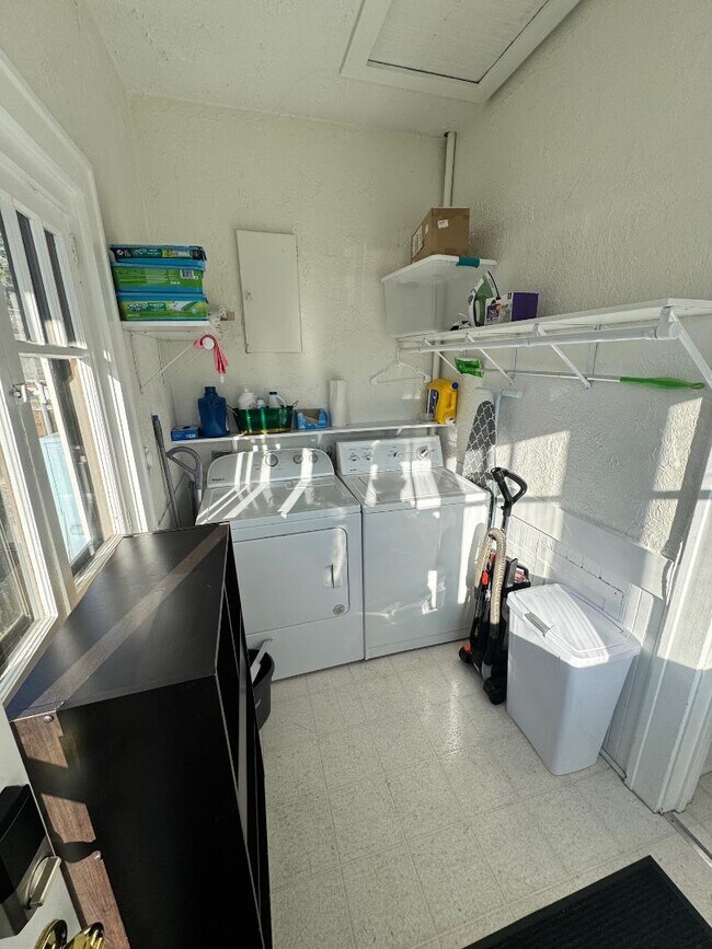 Building Photo - 2201 W State St