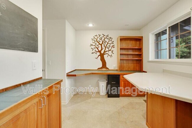 Building Photo - 3385 Camellia Dr S