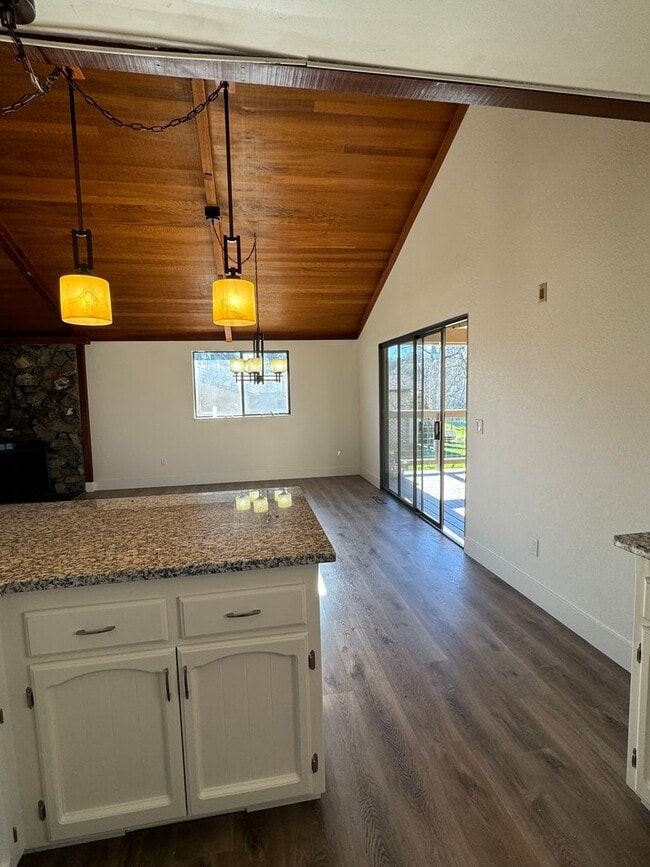 Building Photo - Lake of the pines GOLF COURSE charmer! New counters, new floor, new paint! Wonderful home!