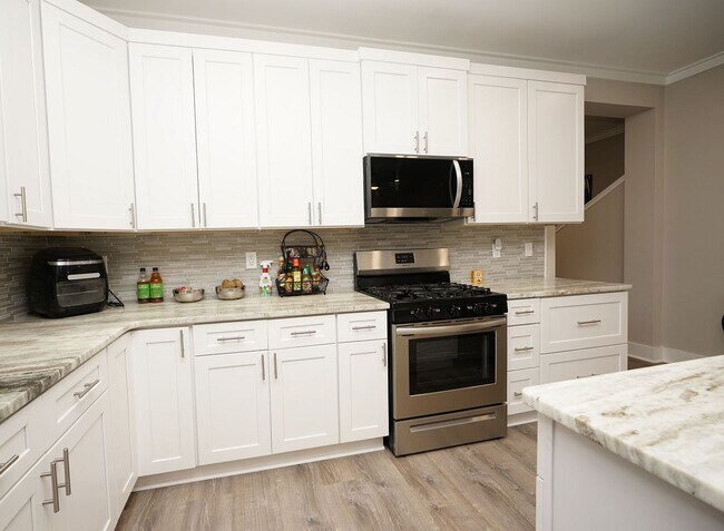 Building Photo - Newer Townhome Conveniently Located Near E...