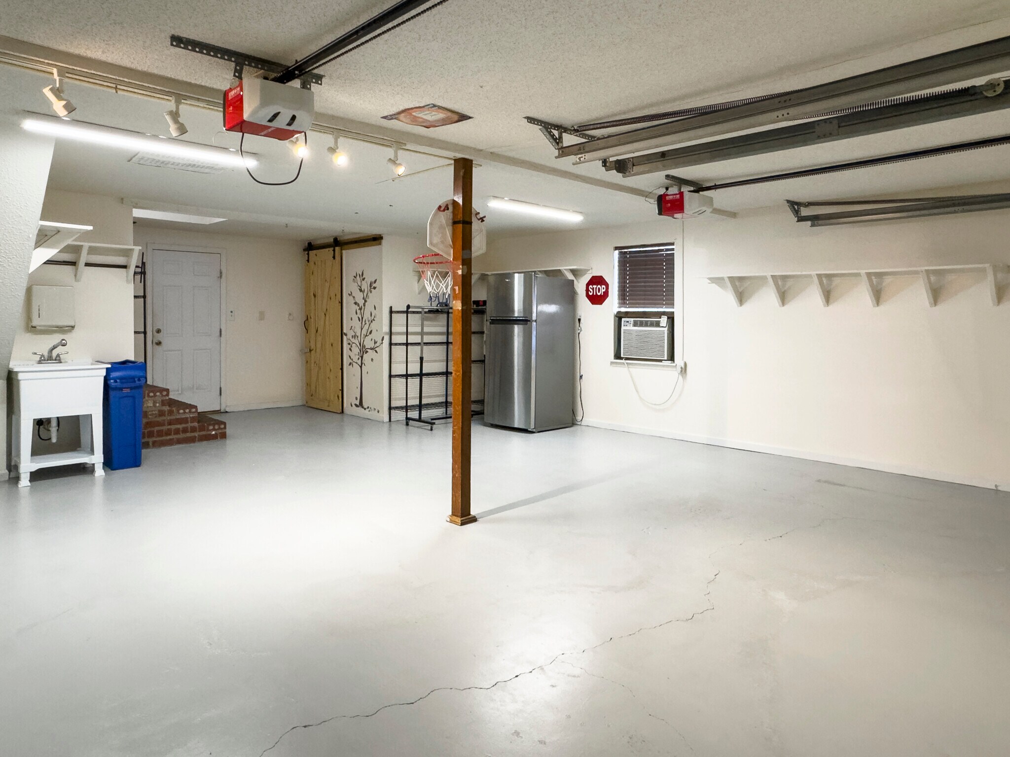 2-car garage - 7900 Elderberry Cir