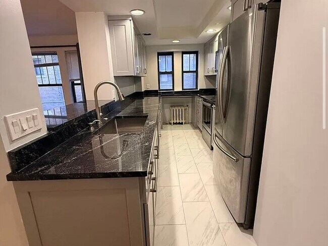 Building Photo - 452 Park Dr